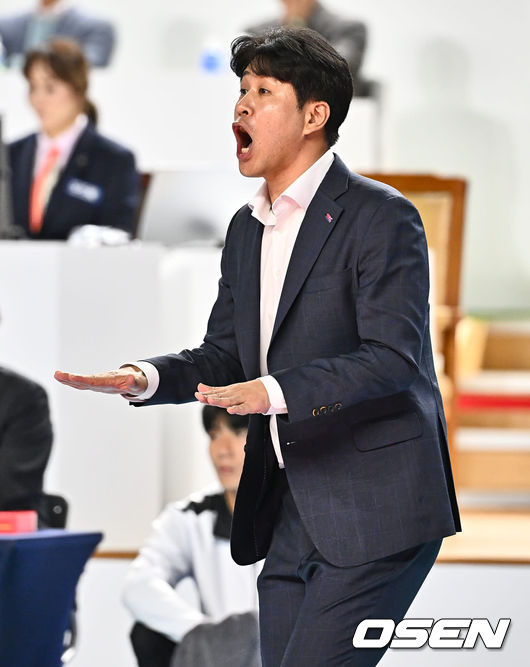 한국도로공사 김종민 감독이 선수들을 독려하고 있다. 2023.10.28 / foto0307@osen.co.kr