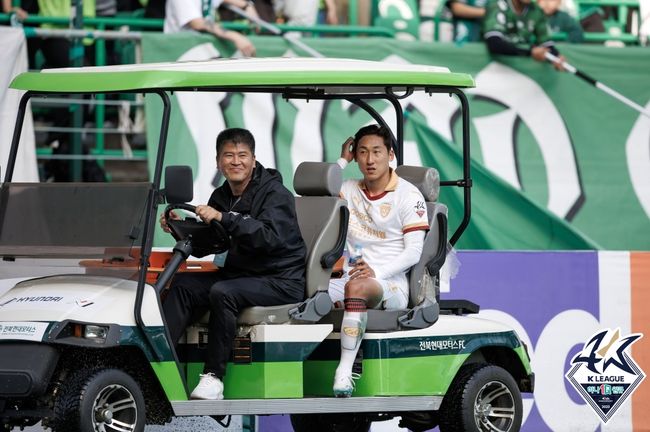 [사진] 부상으로 교체된 김용환 / 한국프로축구연맹 제공.