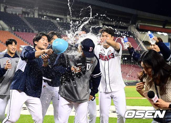 경기 종료 후 두산 장원준이 축하 물세례를 맞고 있다. 2023.05.23 /cej@osen.co.kr