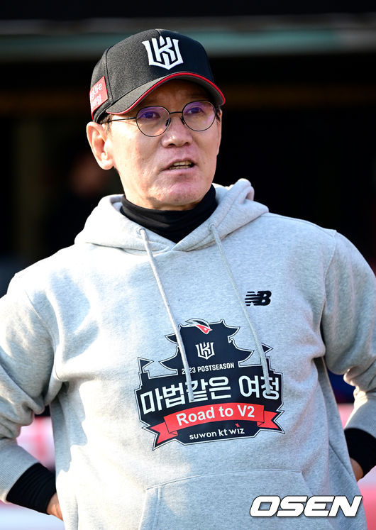 30일 오후 수원 KT위즈파크에서 ‘2023 신한은행 SOL KBO 포스트시즌 플레이오프’ 1차전 KT 위즈와 NC 다이노스의 경기가 열린다.경기를 앞두고 KT 이강철 감독이 해설진과 대화를 나누고 있다. 2023.10.30 / dreamer@osen.co.kr