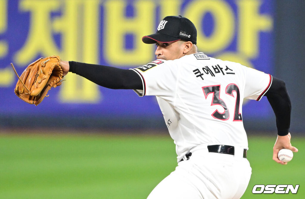 30일 오후 수원 KT위즈파크에서 ‘2023 신한은행 SOL KBO 포스트시즌 플레이오프’ 1차전 KT 위즈와 NC 다이노스의 경기가 열렸다.1회초 KT 선발 쿠에비스가 힘차게 공을 뿌리고 있다. 2023.10.30 / dreamer@osen.co.kr