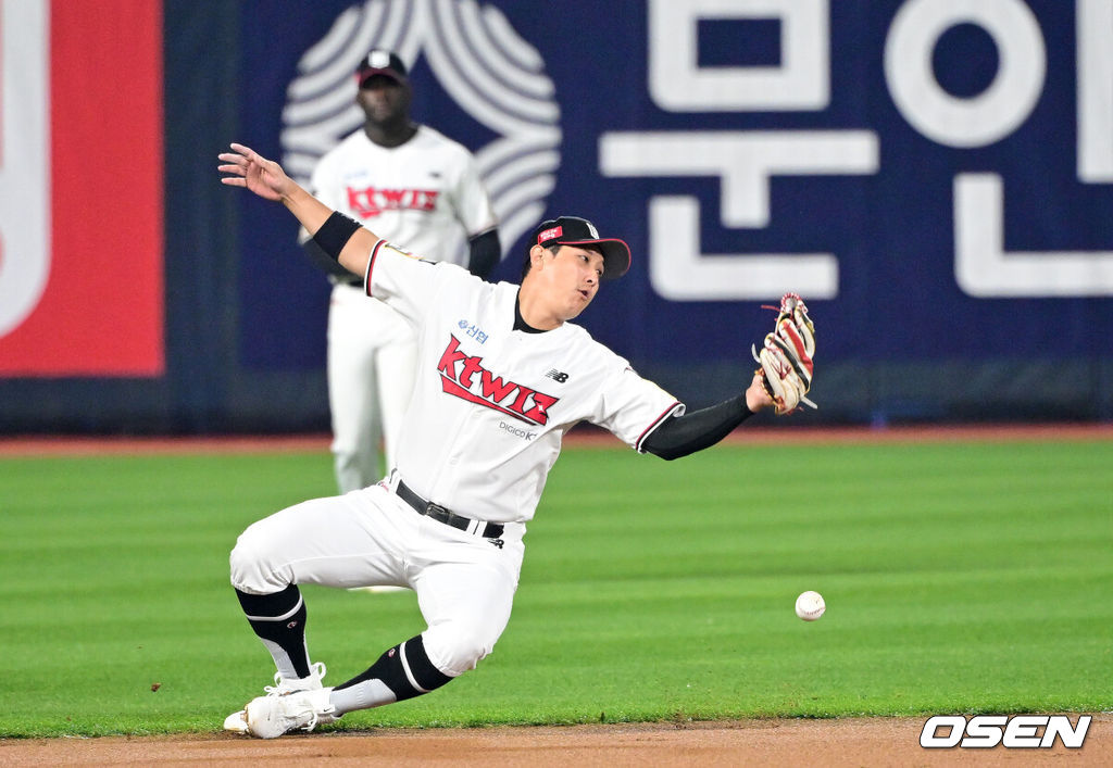 30일 오후 수원 KT위즈파크에서 ‘2023 신한은행 SOL KBO 포스트시즌 플레이오프’ 1차전 KT 위즈와 NC 다이노스의 경기가 열렸다.3회초 무사 선두타자로 나선 NC 박민우의 뜬공 타구를 KT 3루수 황재균이 놓치는 실책을 범하고 있다. 2023.10.30 / dreamer@osen.co.kr