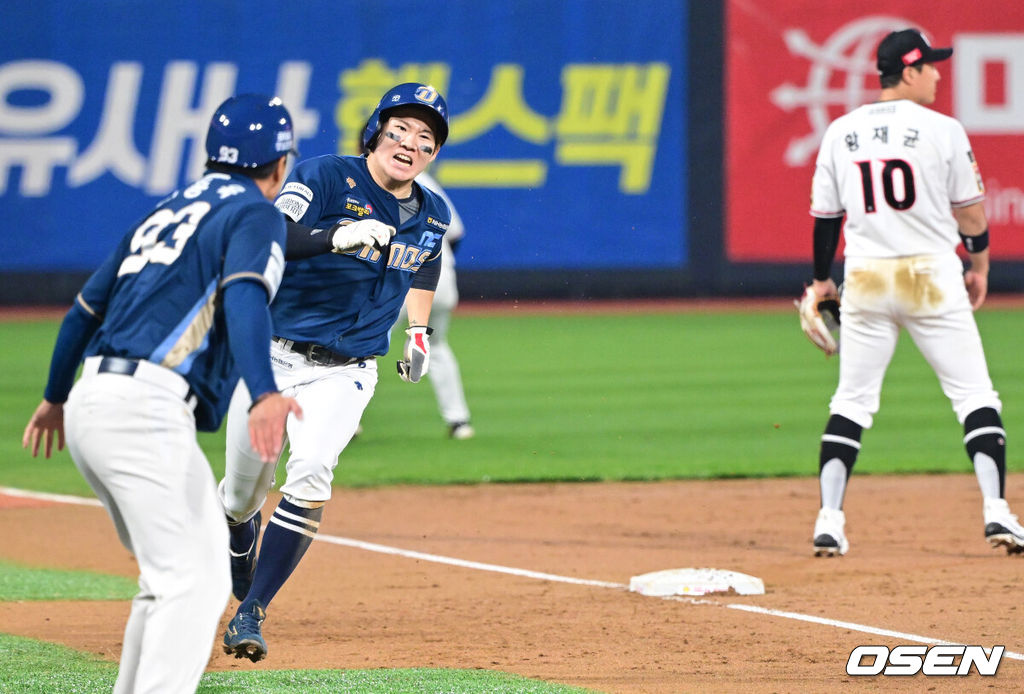 30일 오후 수원 KT위즈파크에서 ‘2023 신한은행 SOL KBO 포스트시즌 플레이오프’ 1차전 KT 위즈와 NC 다이노스의 경기가 열렸다.3회초 무사 1루 상황 NC 박건우의 달아나는 왼쪽 1타점 2루타를 때 주자 박민우가 홈까지 내달리고 있다. 2023.10.30 / dreamer@osen.co.kr