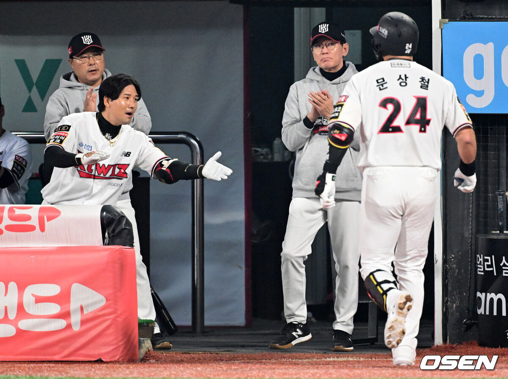 30일 오후 수원 KT위즈파크에서 ‘2023 신한은행 SOL KBO 포스트시즌 플레이오프’ 1차전 KT 위즈와 NC 다이노스의 경기가 열렸다.3회말 무사에서 KT 문상철이 솔로포를 날리고 이강철 감독, 김상수와 기뻐하고 있다. 2023.10.30 /jpnews@osen.co.kr