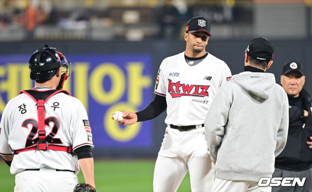 30일 오후 수원 KT위즈파크에서 ‘2023 신한은행 SOL KBO 포스트시즌 플레이오프’ 1차전 KT 위즈와 NC 다이노스의 경기가 열렸다.4회초 무사 1, 3루 상황 KT 선발 쿠에바스가 강판되며 아쉬워하고 있다. 2023.10.30 / dreamer@osen.co.kr