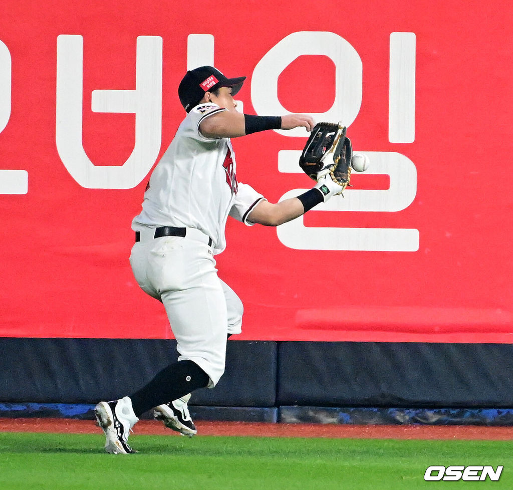 30일 오후 수원 KT위즈파크에서 ‘2023 신한은행 SOL KBO 포스트시즌 플레이오프’ 1차전 KT 위즈와 NC 다이노스의 경기가 열렸다.4회초 2사 1,2루에서 KT 배정대가 NC 권희동의 2타점 적시 우중간 3루타 타구를 아쉽게 놓치고 있다. 2023.10.30 /jpnews@osen.co.kr