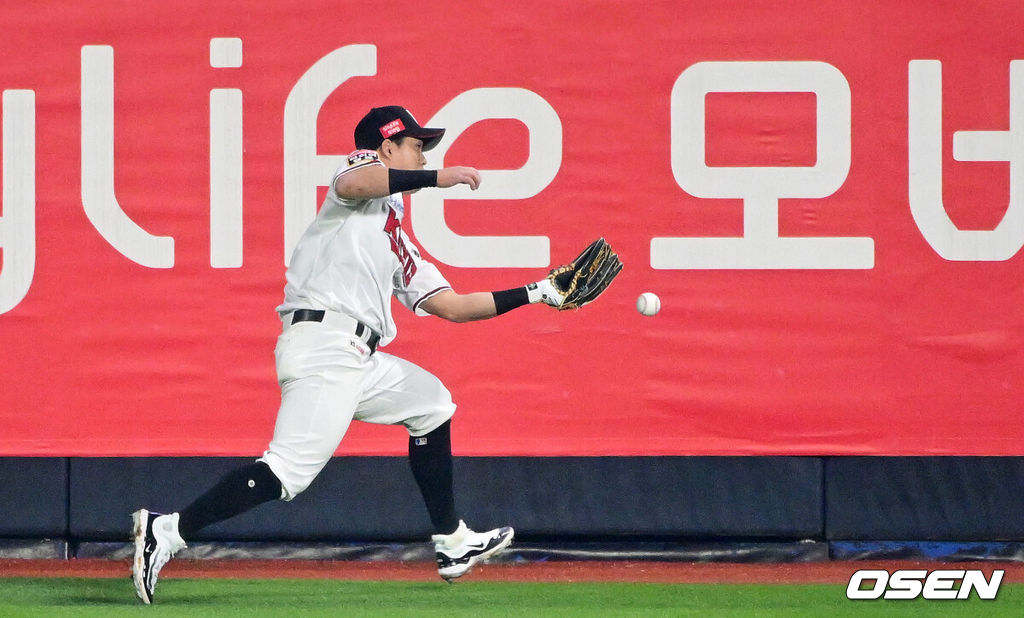 30일 오후 수원 KT위즈파크에서 ‘2023 신한은행 SOL KBO 포스트시즌 플레이오프’ 1차전 KT 위즈와 NC 다이노스의 경기가 열렸다.4회초 2사 1, 2루 상황 NC 권희동의 달아나는 2타점 우중간 3루타 때 KT 중견수 배정대가 끝까지 쫓아봤지만 놓치고 있다. 2023.10.30 / dreamer@osen.co.kr