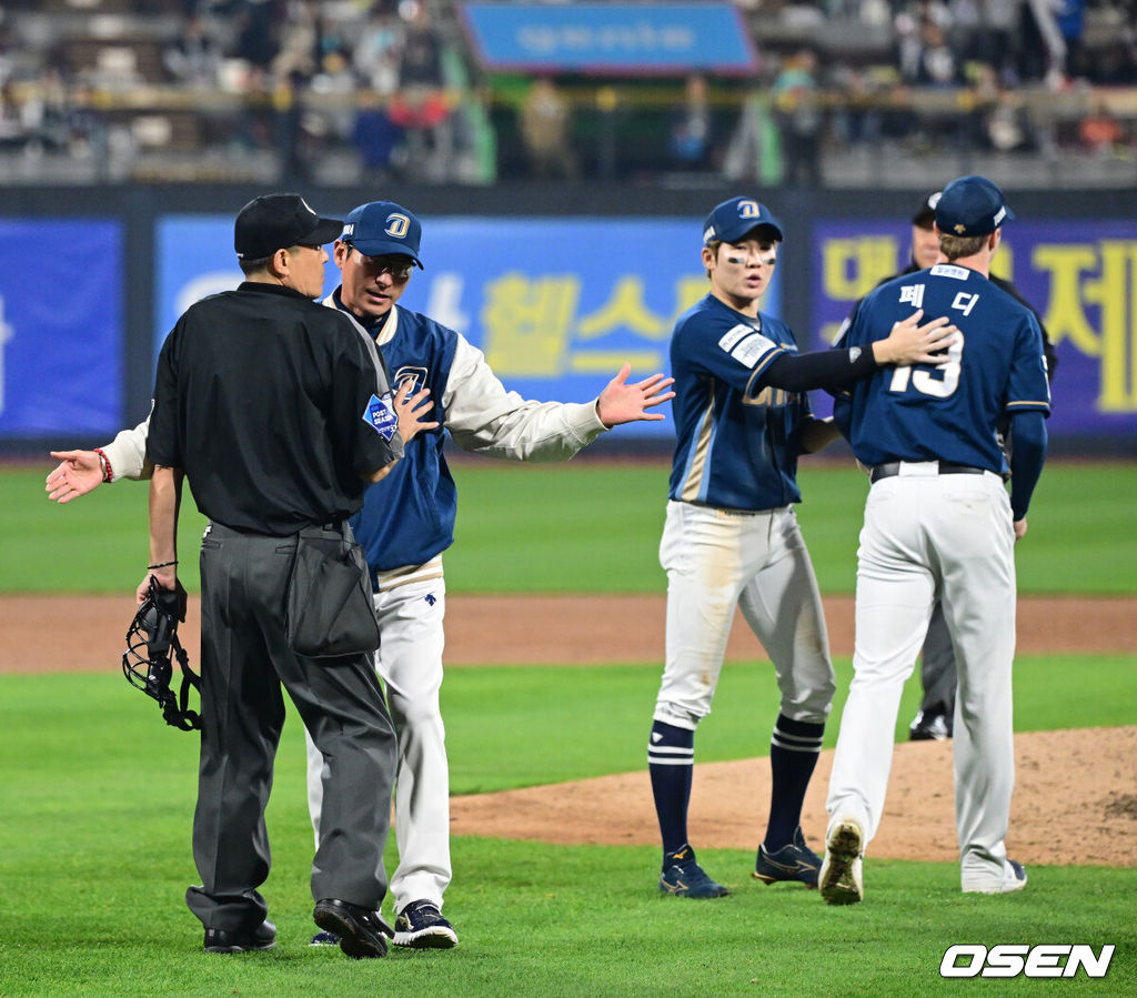 30일 오후 수원 KT위즈파크에서 ‘2023 신한은행 SOL KBO 포스트시즌 플레이오프’ 1차전 KT 위즈와 NC 다이노스의 경기가 열렸다.5회말 1사 주자없는 상황 KT 문상철의 볼넷 때 NC 선발 페디가 주심의 볼판정에 불만을 드러냈다. 이민호 주심과 페디를 말리는 NC 강인권 감독과 2루수 박민우. 2023.10.30 / dreamer@osen.co.kr