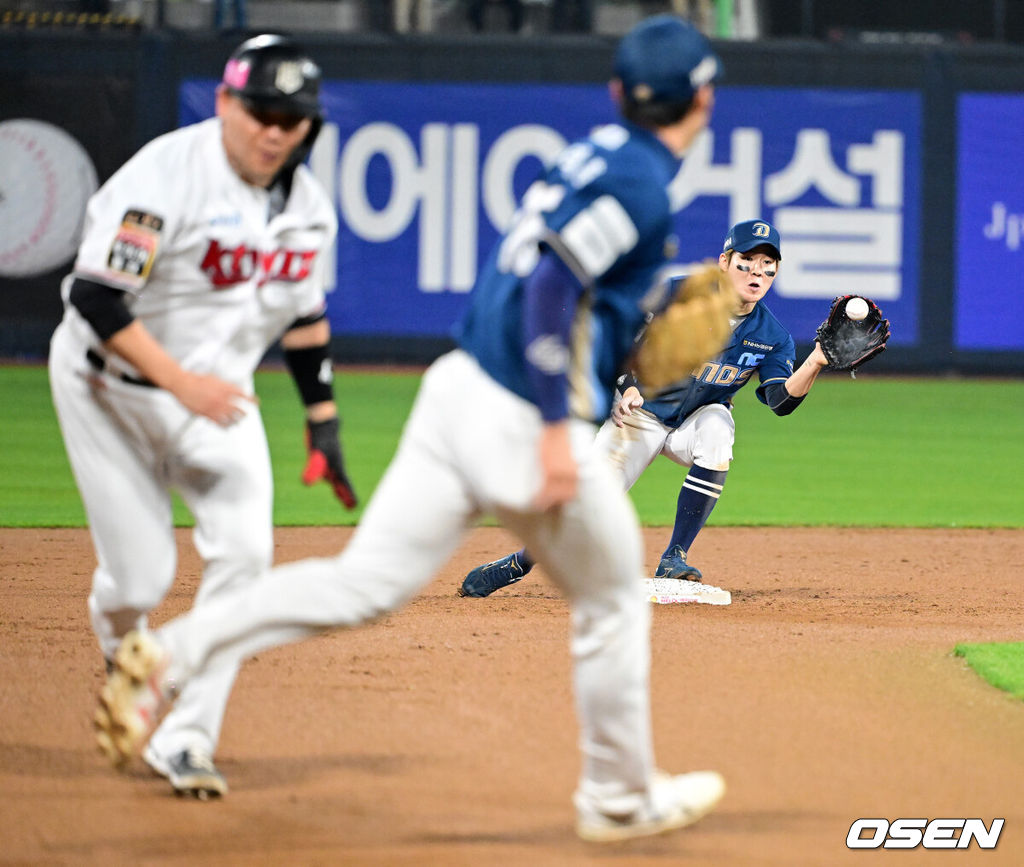 30일 오후 수원 KT위즈파크에서 ‘2023 신한은행 SOL KBO 포스트시즌 플레이오프’ 1차전 KT 위즈와 NC 다이노스의 경기가 열렸다.7회말 1사 1,2루에서 NC 박민우가 KT 배정대의 3루 땅볼에 병살로 연결하고 있다. 2023.10.30 /jpnews@osen.co.kr