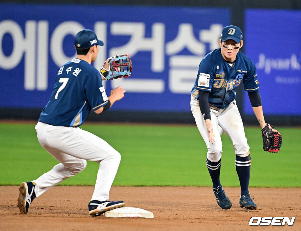 30일 오후 수원 KT위즈파크에서 ‘2023 신한은행 SOL KBO 포스트시즌 플레이오프’ 1차전 KT 위즈와 NC 다이노스의 경기가 열렸다.8회말 무사 1루에서 NC 박민우가 KT 김상수의 2루 땅볼에 김주원에게 토스하며 병살로 연결하고 있다. 2023.10.30 /jpnews@osen.co.kr