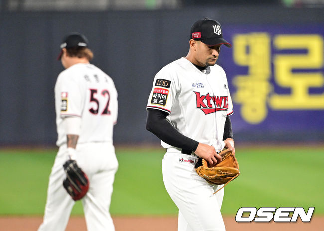 30일 오후 수원 KT위즈파크에서 ‘2023 신한은행 SOL KBO 포스트시즌 플레이오프’ 1차전 KT 위즈와 NC 다이노스의 경기가 열렸다.4회초 무사 1, 3루 상황 KT 선발 쿠에바스가 강판되고 있다. 2023.10.30 / dreamer@osen.co.kr