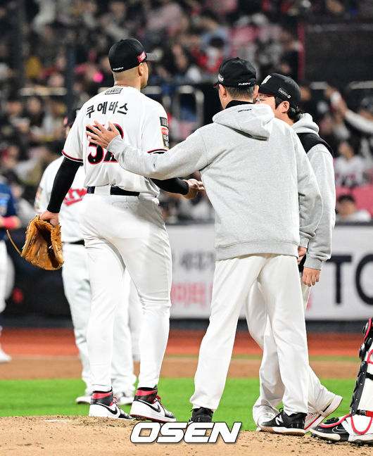 4회초 무사 2,3루에서 KT 쿠에바스가 NC 손아섭에 1타점 우전 적시타를 허용하며 강판당하고  있다. 2023.10.30 /jpnews@osen.co.kr