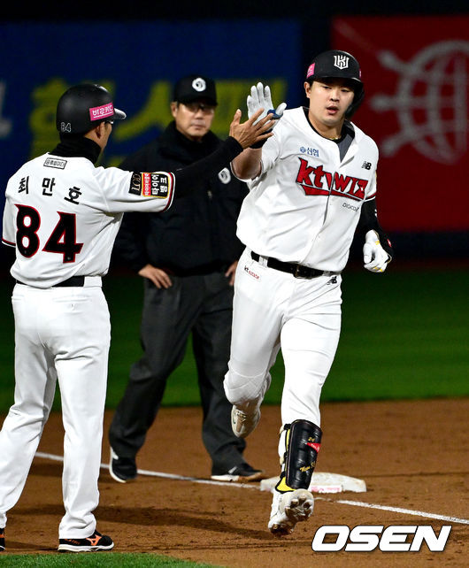 30일 오후 수원 KT위즈파크에서 ‘2023 신한은행 SOL KBO 포스트시즌 플레이오프’ 1차전 KT 위즈와 NC 다이노스의 경기가 열렸다.3회말 무사 선두타자로 나선 KT 문상철이 추격의 우월 솔로포를 날리고 그라운드를 돌고 있다. 2023.10.30 / dreamer@osen.co.kr