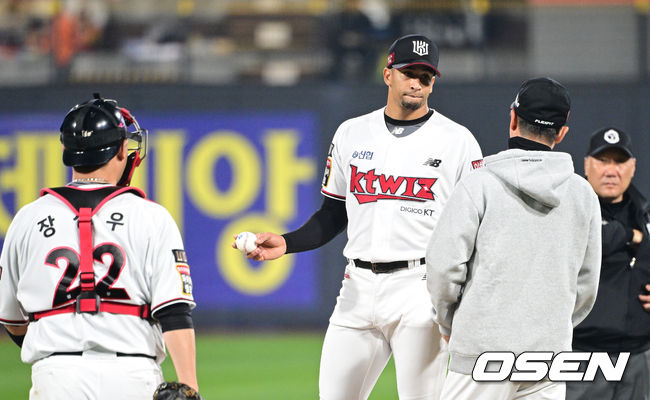 30일 오후 수원 KT위즈파크에서 ‘2023 신한은행 SOL KBO 포스트시즌 플레이오프’ 1차전 KT 위즈와 NC 다이노스의 경기가 열렸다.4회초 무사 1, 3루 상황 KT 선발 쿠에바스가 강판되며 아쉬워하고 있다. 2023.10.30 / dreamer@osen.co.kr