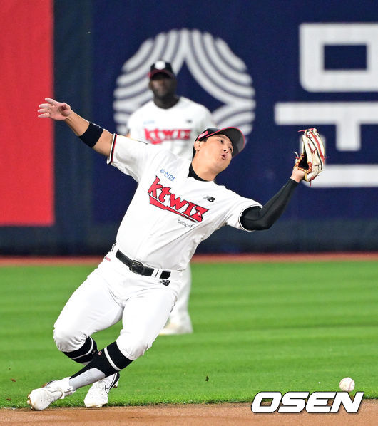 30일 오후 수원 KT위즈파크에서 ‘2023 신한은행 SOL KBO 포스트시즌 플레이오프’ 1차전 KT 위즈와 NC 다이노스의 경기가 열렸다.3회초 무사 선두타자로 나선 NC 박민우의 뜬공 타구를 KT 3루수 황재균이 놓치는 실책을 범하고 있다. 2023.10.30 / dreamer@osen.co.kr