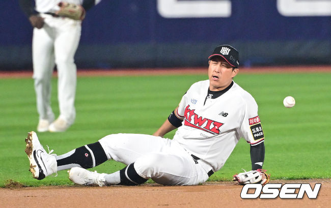 30일 오후 수원 KT위즈파크에서 ‘2023 신한은행 SOL KBO 포스트시즌 플레이오프’ 1차전 KT 위즈와 NC 다이노스의 경기가 열렸다.3회초 무사 선두타자로 나선 NC 박민우의 뜬공 타구를 KT 3루수 황재균이 놓치는 실책을 범하고 있다. 2023.10.30 / dreamer@osen.co.kr