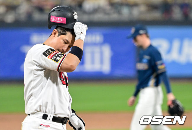 30일 오후 수원 KT위즈파크에서 ‘2023 신한은행 SOL KBO 포스트시즌 플레이오프’ 1차전 KT 위즈와 NC 다이노스의 경기가 열렸다.3회말 2사 1루 상황 KT 황재균이 삼진으로 물러나며 아쉬워하고 있다. 2023.10.30 / 