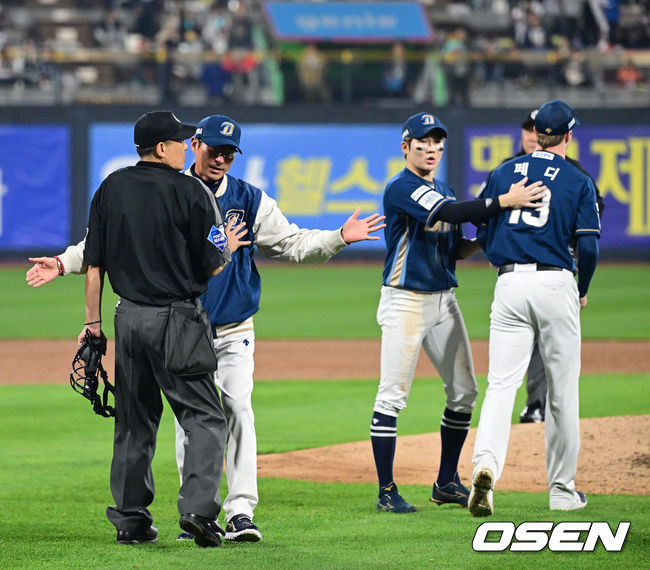 30일 오후 수원 KT위즈파크에서 ‘2023 신한은행 SOL KBO 포스트시즌 플레이오프’ 1차전 KT 위즈와 NC 다이노스의 경기가 열렸다.5회말 1사 주자없는 상황 KT 문상철의 볼넷 때 NC 선발 페디가 주심의 볼판정에 불만을 드러냈다. 이민호 주심과 페디를 말리는 NC 강인권 감독과 2루수 박민우. 2023.10.30 / dreamer@osen.co.kr