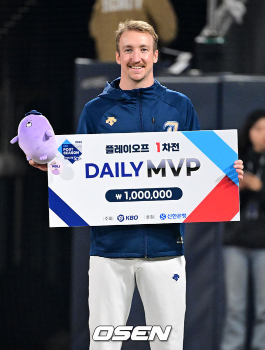 플레이오프 1차전 MVP 페디가 미소짓고 있다. 2023.10.30 /