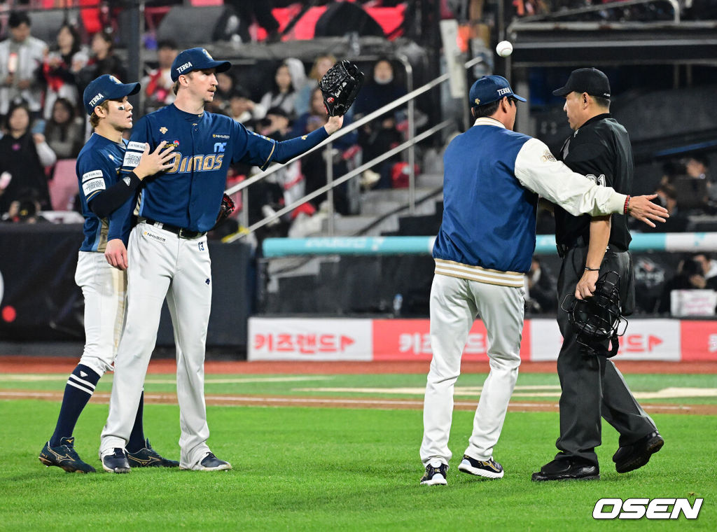 30일 오후 수원 KT위즈파크에서 ‘2023 신한은행 SOL KBO 포스트시즌 플레이오프’ 1차전 KT 위즈와 NC 다이노스의 경기가 열렸다.5회말 1사에서 NC 페디가 KT 문상철에 볼넷을 허용하며 볼 판정에 불만을 나타냈다. 이민호 구심이 마운드로 향하자 강인권 감독이 뛰쳐 나와 말리고 있다. 2023.10.30 /jpnews@osen.co.kr