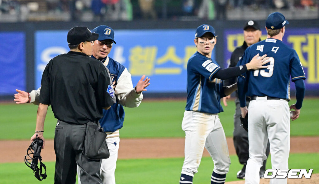 30일 오후 수원 KT위즈파크에서 ‘2023 신한은행 SOL KBO 포스트시즌 플레이오프’ 1차전 KT 위즈와 NC 다이노스의 경기가 열렸다.5회말 1사 주자없는 상황 KT 문상철의 볼넷 때 NC 선발 페디가 주심의 볼판정에 불만을 드러냈다. 이민호 주심과 페디를 말리는 NC 강인권 감독과 2루수 박민우. 2023.10.30 / dreamer@osen.co.kr