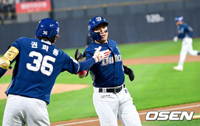 30일 오후 수원 KT위즈파크에서 ‘2023 신한은행 SOL KBO 포스트시즌 플레이오프’ 1차전 KT 위즈와 NC 다이노스의 경기가 열렸다.1회초 1사 2, 3루 상황 NC 마틴의 선제 1타점 희생플라이 때 홈을 밟은 3루 주자 손아섭이 권희동과 인사를 나누고 있다. 2023.10.30 / dreamer@osen.co.kr