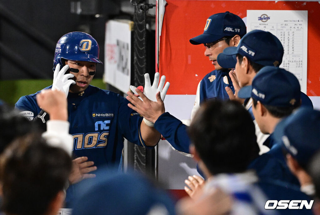 30일 오후 수원 KT위즈파크에서 ‘2023 신한은행 SOL KBO 포스트시즌 플레이오프’ 1차전 KT 위즈와 NC 다이노스의 경기가 열렸다.2회초 무사에서 NC 오영수가 솔로포를 날리고 강인권 감독과 기뻐하고 있다. 2023.10.30 /jpnews@osen.co.kr