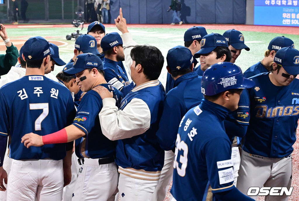 30일 오후 수원 KT위즈파크에서 ‘2023 신한은행 SOL KBO 포스트시즌 플레이오프’ 1차전 KT 위즈와 NC 다이노스의 경기가 열렸다.경기에 앞서 NC 선수들이 파이팅을 하고 있다. 2023.10.30 /jpnews@osen.co.kr