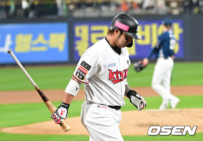 30일 오후 수원 KT위즈파크에서 ‘2023 신한은행 SOL KBO 포스트시즌 플레이오프’ 1차전 KT 위즈와 NC 다이노스의 경기가 열렸다.2회말 무사 선두타자로 나선 KT 박병호가 삼진으로 물러나고 있다. 2023.10.30 / dreamer@osen.co.kr