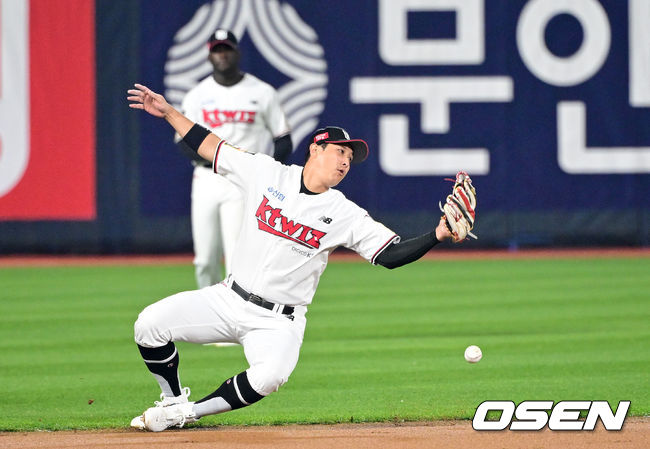 30일 오후 수원 KT위즈파크에서 ‘2023 신한은행 SOL KBO 포스트시즌 플레이오프’ 1차전 KT 위즈와 NC 다이노스의 경기가 열렸다.3회초 무사 선두타자로 나선 NC 박민우의 뜬공 타구를 KT 3루수 황재균이 놓치는 실책을 범하고 있다. 2023.10.30 / dreamer@osen.co.kr