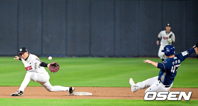 30일 오후 수원 KT위즈파크에서 ‘2023 신한은행 SOL KBO 포스트시즌 플레이오프’ 1차전 KT 위즈와 NC 다이노스의 경기가 열렸다.4회초 무사 1루 상황 NC 김주원의 번트 때 KT 선발 쿠에바스의 송구실책으로 2루수 김상수가 포구에 실패하고 있다. 2023.10.30 / dreamer@osen.co.kr