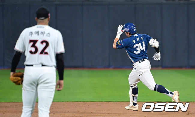 30일 오후 수원 KT위즈파크에서 ‘2023 신한은행 SOL KBO 포스트시즌 플레이오프’ 1차전 KT 위즈와 NC 다이노스의 경기가 열렸다.2회초 무사 선두타자로 나선 NC 오영수가 달아나는 좌중간 솔로포를 날리고 그라운드를 돌고 있다. 2023.10.30 / dreamer@osen.co.kr