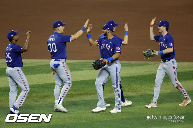 [사진] 텍사스 선수들이 월드시리즈 3차전 승리 후 기뻐하고 있다. ⓒGettyimages(무단전재 및 재배포 금지)