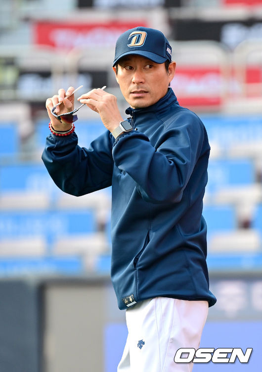 31일 오후 수원 KT위즈파크에서 ‘2023 신한은행 SOL KBO 포스트시즌 플레이오프’ 2차전 KT 위즈와 NC 다이노스의 경기가 열린다.경기를 앞두고 NC 강인권 감독이 그라운드에 들어서고 있다. 2023.10.31 / dreamer@osen.co.kr