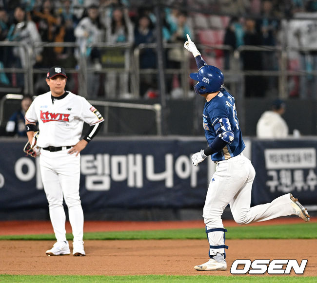 31일 오후 수원 KT위즈파크에서 ‘2023 신한은행 SOL KBO 포스트시즌 플레이오프’ 2차전 KT 위즈와 NC 다이노스의 경기가 열렸다.1회초 1사 1루에서 NC 박건우가 좌월 투런 홈런을 치고 그라운드를 돌며 환호하고 있다. 2023.10.31 /sunday@osen.co.kr