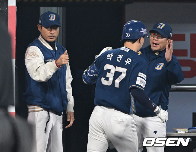 31일 오후 수원 KT위즈파크에서 ‘2023 신한은행 SOL KBO 포스트시즌 플레이오프’ 2차전 KT 위즈와 NC 다이노스의 경기가 열렸다.1회초 1사 1루에서 NC 박건우가 좌월 투런 홈런을 치고 더그아웃에서 강인권 감독의 축하를 받고 있다. 2023.10.31 /sunday@osen.co.kr