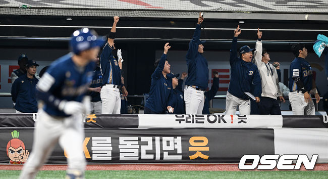 31일 오후 수원 KT위즈파크에서 ‘2023 신한은행 SOL KBO 포스트시즌 플레이오프’ 2차전 KT 위즈와 NC 다이노스의 경기가 열렸다.1회초 1사 1루에서 NC 박건우의 좌월 투런 홈런 때 더그아웃 선수들이 환호하고 있다. 2023.10.31 /sunday@osen.co.kr