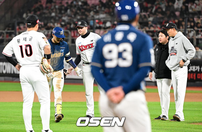 31일 오후 수원 KT위즈파크에서 ‘2023 신한은행 SOL KBO 포스트시즌 플레이오프’ 2차전 KT 위즈와 NC 다이노스의 경기가 열렸다.5회초 무사에서 NC 김주원이 투수 강습 타구에 KT 벤자민에 미안함을 표시하고 있다. 2023.10.31 /jpnews@osen.co.kr