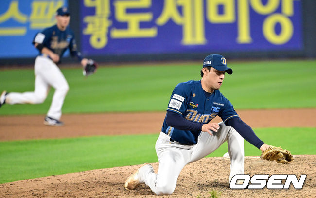 31일 오후 수원 KT위즈파크에서 ‘2023 신한은행 SOL KBO 포스트시즌 플레이오프’ 2차전 KT 위즈와 NC 다이노스의 경기가 열렸다.7회말 1사 1, 2루 상황 KT 장성우의 병살타 때 NC 투수 류진욱이 타구를 잡아내고 있다. 2023.10.31 / dreamer@osen.co.kr