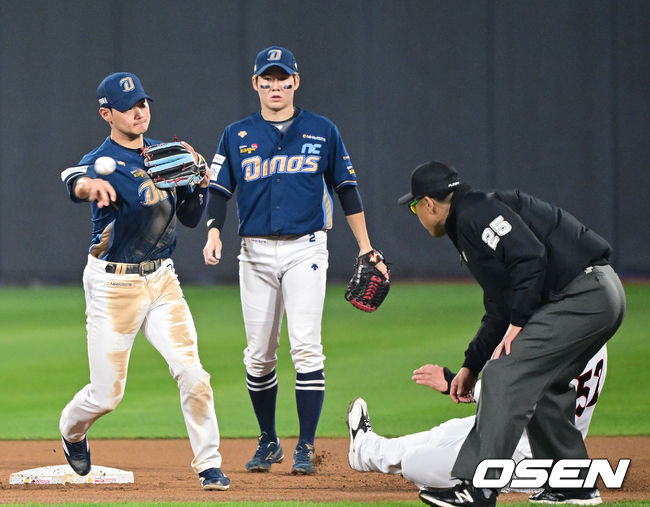 31일 오후 수원 KT위즈파크에서 ‘2023 신한은행 SOL KBO 포스트시즌 플레이오프’ 2차전 KT 위즈와 NC 다이노스의 경기가 열렸다.7회말 1사 1, 2루 상황 KT 장성우의 병살타 때 NC 유격수 김주원이 주자 박병호를 포스아웃 시킨 뒤 1루로 송구하고 있다. 2023.10.31 / dreamer@osen.co.kr