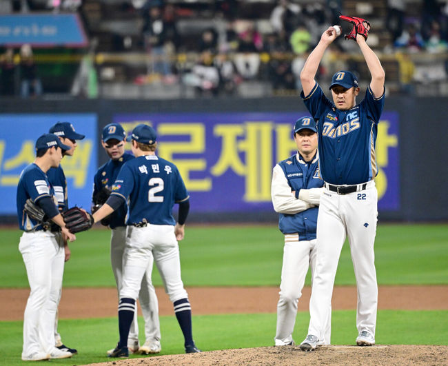 31일 오후 수원 KT위즈파크에서 ‘2023 신한은행 SOL KBO 포스트시즌 플레이오프’ 2차전 KT 위즈와 NC 다이노스의 경기가 열렸다.8회말 2사 3루 상황 NC 이용찬이 마운드에 올라 투구를 준비하고 있다. 2023.10.31 / dreamer@osen.co.kr