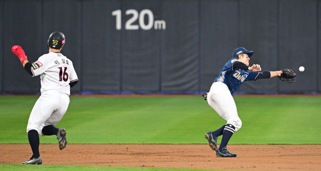 31일 오후 수원 KT위즈파크에서 ‘2023 신한은행 SOL KBO 포스트시즌 플레이오프’ 2차전 KT 위즈와 NC 다이노스의 경기가 열렸다.9회말 무사 1루 상황 KT 장성우의 안타 때 NC 2루수 박민우가 타구를 쫓았지만 놓치고 있다. 2023.10.31 / dreamer@osen.co.kr