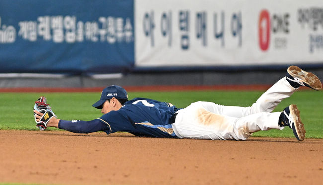 31일 오후 수원 KT위즈파크에서 ‘2023 신한은행 SOL KBO 포스트시즌 플레이오프’ 2차전 KT 위즈와 NC 다이노스의 경기가 열렸다.9회말 2사 만루에서 NC 김주원이 KT 오윤석을 직선타로 처리하고 있다. 2023.10.31 /sunday@osen.co.kr