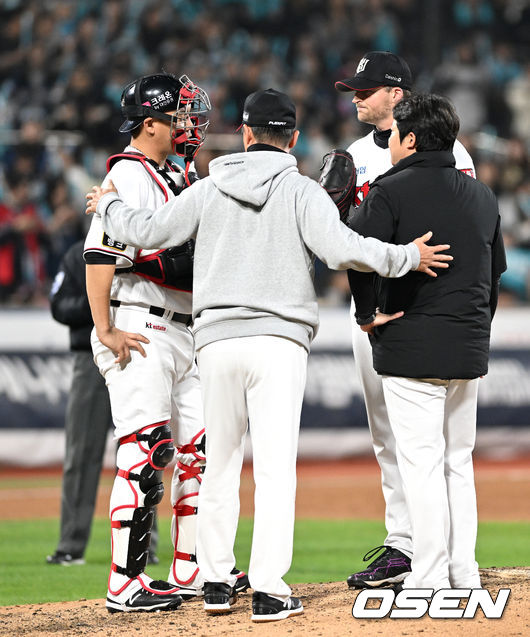 31일 오후 수원 KT위즈파크에서 ‘2023 신한은행 SOL KBO 포스트시즌 플레이오프’ 2차전 KT 위즈와 NC 다이노스의 경기가 열렸다.3회초 1사 1,2루에서 마운드를 방문한 KT 김태한 코치가 장성우, 벤자민과 이야기를 나누고 있다. 2023.10.31 /sunday@osen.co.kr