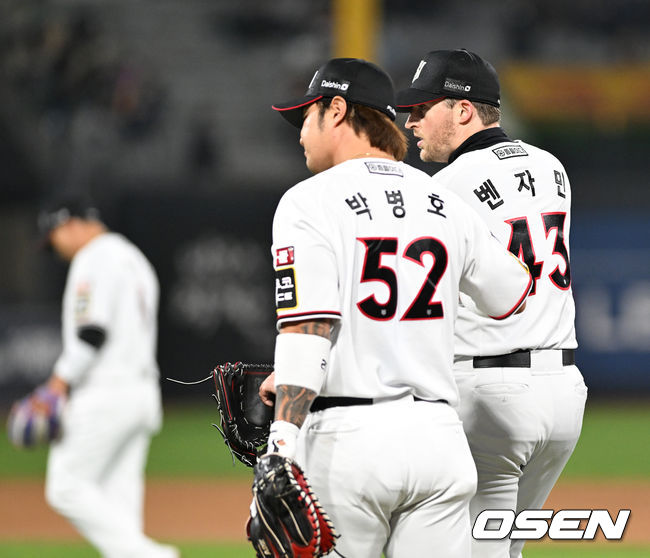 31일 오후 수원 KT위즈파크에서 ‘2023 신한은행 SOL KBO 포스트시즌 플레이오프’ 2차전 KT 위즈와 NC 다이노스의 경기가 열렸다.3회초 무사 3루에서 KT 박병호가 벤자민과 이야기를 나누고 있다. 2023.10.31 /sunday@osen.co.kr