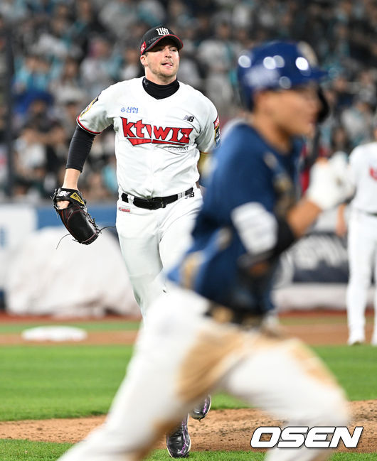 31일 오후 수원 KT위즈파크에서 ‘2023 신한은행 SOL KBO 포스트시즌 플레이오프’ 2차전 KT 위즈와 NC 다이노스의 경기가 열렸다.5회초 무사에서 NC 김주원의 타구를 맞은 KT 벤자민이 고통스러워하고 있다. 2023.10.31 /sunday@osen.co.kr