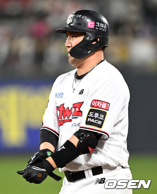 31일 오후 수원 KT위즈파크에서 ‘2023 신한은행 SOL KBO 포스트시즌 플레이오프’ 2차전 KT 위즈와 NC 다이노스의 경기가 열렸다.7회말 1사 1,2루에서 KT 장성우가 병살타로 물러나며 아쉬운 표정을 짓고 있다. 2023.10.31 /sunday@osen.co.kr