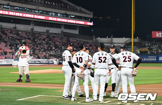 31일 오후 수원 KT위즈파크에서 ‘2023 신한은행 SOL KBO 포스트시즌 플레이오프’ 2차전 KT 위즈와 NC 다이노스의 경기가 열렸다.경기에 앞서 KT 선수들이 경기를 준비하고 있다. 2023.10.31 /sunday@osen.co.kr