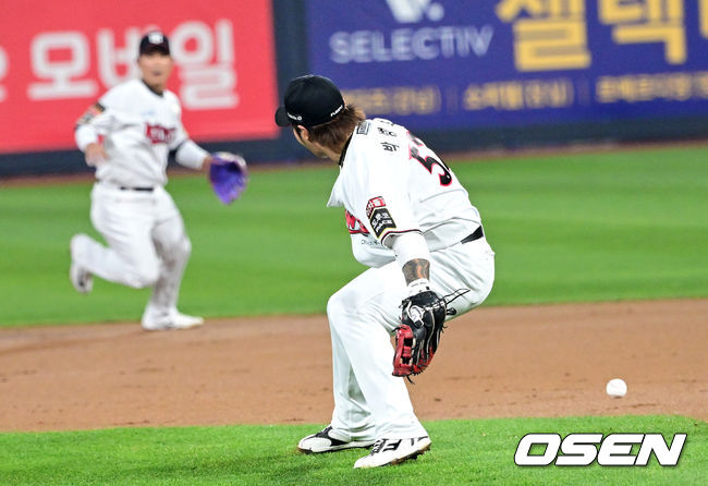 31일 오후 수원 KT위즈파크에서 ‘2023 신한은행 SOL KBO 포스트시즌 플레이오프’ 2차전 KT 위즈와 NC 다이노스의 경기가 열렸다.3회초 무사 3루 상황 NC 손아섭의 내야 땅볼 때 KT 1루수 박병호가 포구 실책을 범하고 있다. 2023.10.31 / dreamer@osen.co.kr