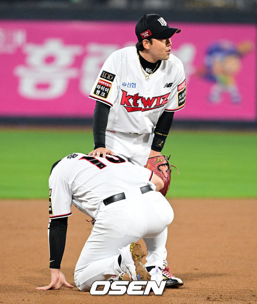 31일 오후 수원 KT위즈파크에서 ‘2023 신한은행 SOL KBO 포스트시즌 플레이오프’ 2차전 KT 위즈와 NC 다이노스의 경기가 열렸다.5회초 2사에서 KT 황재균이 NC 박민우의 3루 강습 타구에 타구에 배 부위를 맞고 불편해하고 있다. 유격수는 김상수. 2023.10.31 /